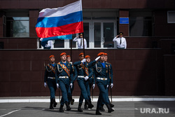Участие Уральского института государственной противопожарной службы МЧС России во Всероссийской акции «Окна России». Екатеринбург, мчс, триколор, флаг россии, почетный караул, строй