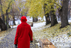 Первый снег. Екатеринбург, снег, первый снег, женщина в красном