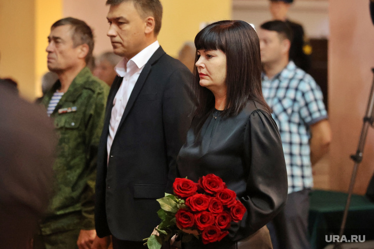 На прощание с легендарным генералом пришли глава Кургана Елена Ситникова и спикер городской думы Игорь Прозоров