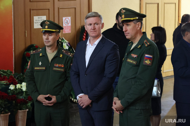 Почтить память Владимира Усманова пришел спикер областной думы Дмитрий Фролов (в центре)