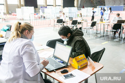 Открытие центра вакцинации. Тюмень, врач, доктор, прием врача