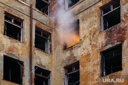 Пожар в заброшенной больнице в Зеленой роще. Екатеринбург, дым, пожар, заброшенное здание, окна без стекол