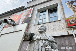 Памятник Ленину у здания КПРФ. Курган 