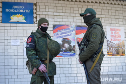 Мобилизационный пункт в Донецке. Донецк, ДНР, автомат, армия, военные, оружие, донецкая народная республика, ополченцы, днр, добровольцы, военком, военный комиссариат, вежливые люди, солдат, мобилизация, мобилизационный пункт, запас, резервисты, выкладка