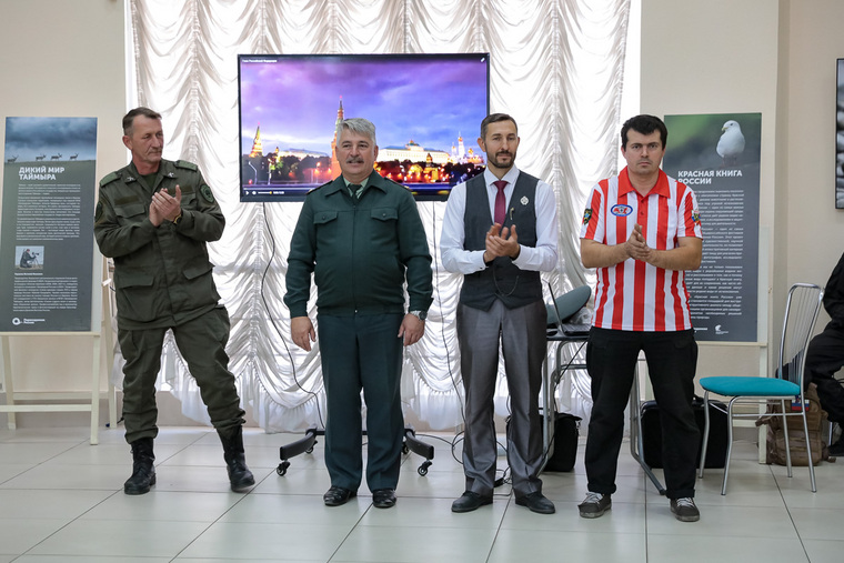 Награды победителям вручал директор православной гимназии Максим Чурбанов (второй справа)