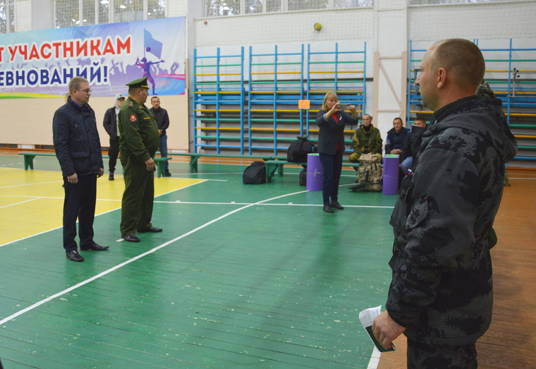 Глава Каргапольского округа Евгений ленков (первый слева) выразил слова благодарности землякам, которые отправились служить в рамках частичной мобилизации
