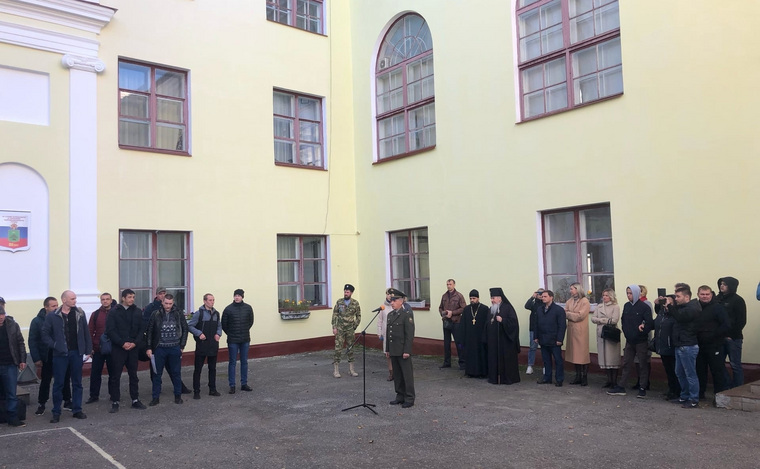 Среди присутствующих оказались представители духовенства, а также официальные власти, в том числе, глава Соликамского округа Евгений Самоуков