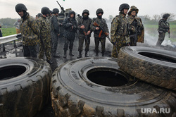 Гражданские блокируют военную технику между Краматорском и Славянском. Украина, баррикады, покрышки, блокирование военной техники, украинская армия, солдат