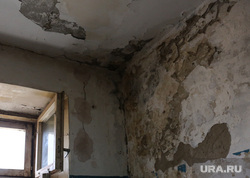Дом по ул. Ставропольская 1 , который экстренно расселяют.  Тюмень, старый дом, трещина, отвалившаяся штукатурка, ставропольская 1, обшарпанные стены, старая комната