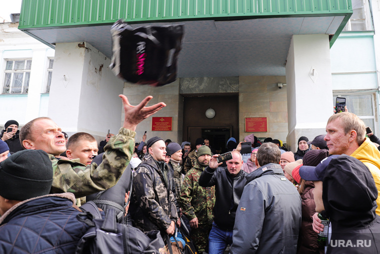 Отправка мобилизованных свердловчан с Верх-Исетского военкомата. Екатеринбург