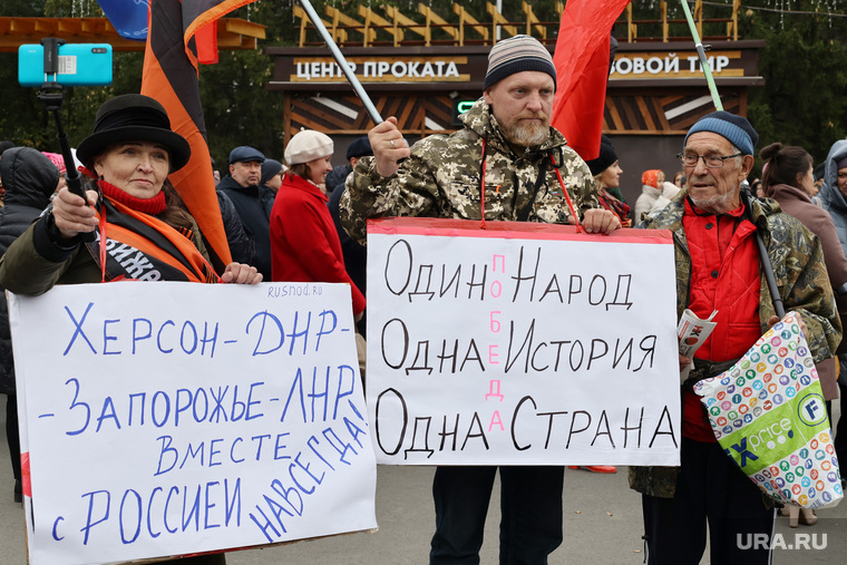 Курганцы пришли на концерт с флагами России, Донбасса и лозунгами