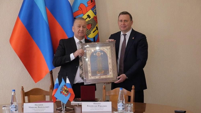 Мэр Нижнего Тагила (справа на фото) поздравил жителей ЛНР с присоединением к РФ