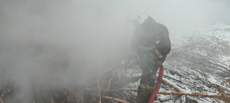 Спасатели уже девять дней тушат торфяной пожар