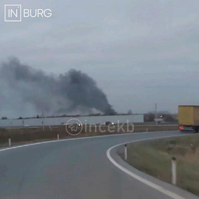 По словам очевидцев, горит склад Уральского завода гражданской авиации на Бахчиванджи