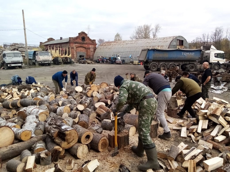 Жители Баранчинского накололи дров для воинской части в Елани