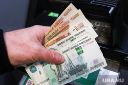Деньги и банкомат. Москва, банкомат, купюры, купюра, деньги в руке, деньги, рубли, деньги в руках