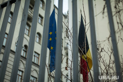 Посольство Бельгии. Москва, флаги бельгии и евросоюза