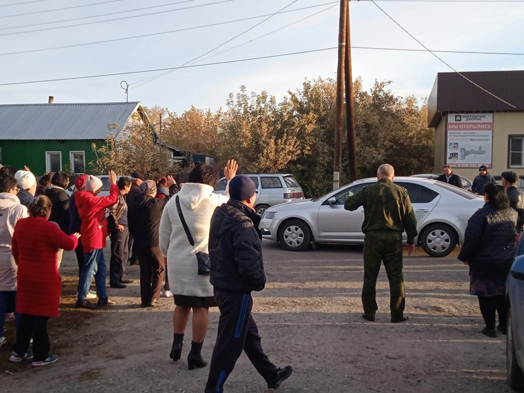 Жители села Целинное (Курганская область) проводили добровольца на пункт отправки в военную часть по частично мобилизации
