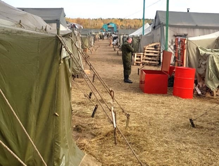 В таких палатках живут все, кто попал под частичную мобилизацию в Свердловской области