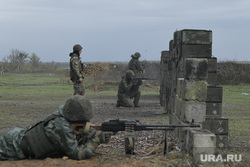 Мобилизованные резервисты на полигоне в Донецкой области. ДНР, полигон, армия, военные, солдаты, пулемет, оружие, стрельбище, пулеметчик, военные сборы, полигон, резервисты, мобилизованные, огневая подготовка