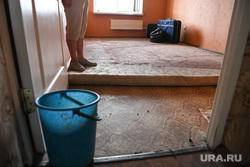 Рабочая поездка Евгения Куйвашева в Северный управленческий округ. Краснотурьинск, аварийный дом, потоп в доме, потоп в квартире, залитая квартира