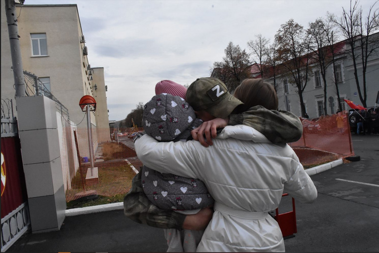 Солдат из Новоуральска встречали родные и близкие