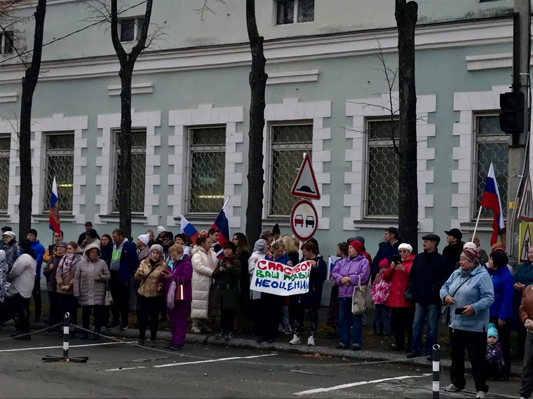 Героев спецоперации встречали плакатами и российскими флагами