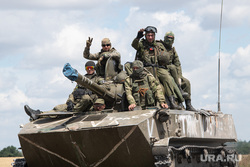 Колонна военной техники в районе Запорожской области. Запорожская область, военные, танк, сво