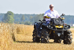 Лукашенко подарил Путину трактор BELARUS
