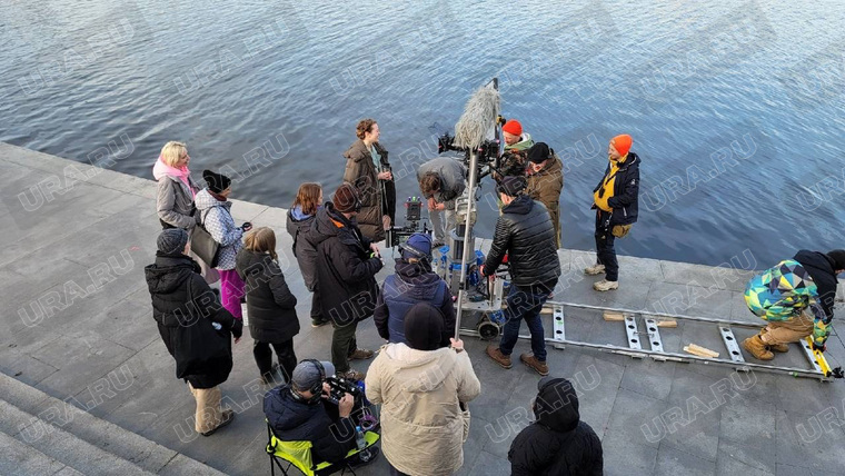 Некоторые сцены фильма снимали рядом с городским прудом, на плотинке