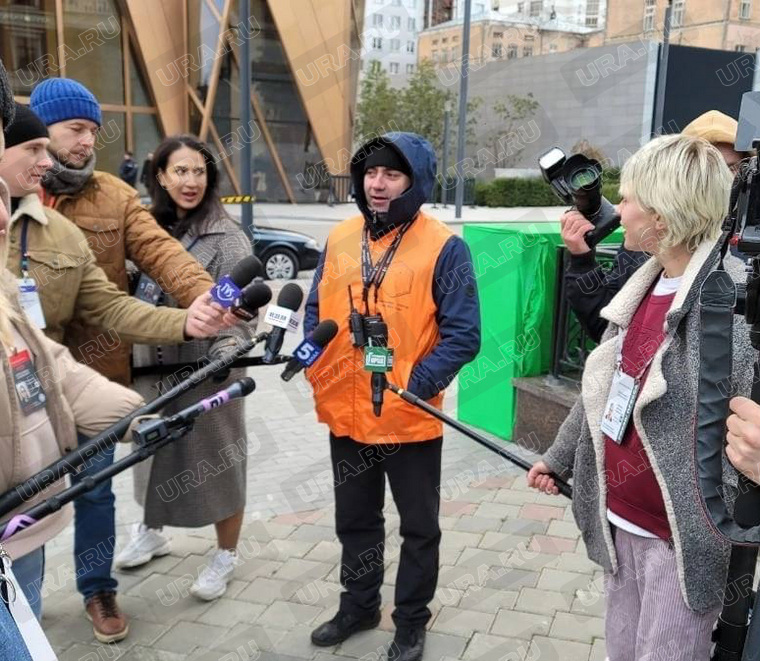 В съемках картины принимали участие действующие журналисты Екатеринбурга. На этот кадр, например, попала ведущая «4 канала» Милена Карагезова