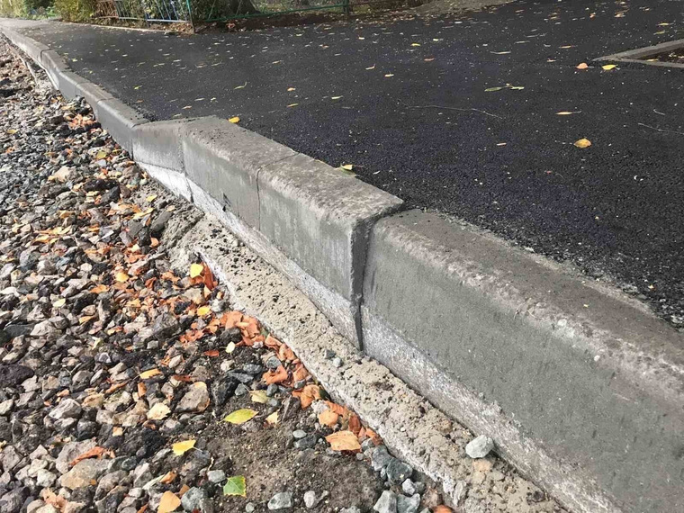 Жители удивлены тому, как установили бетонные бордюры
