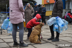 Мариуполь. Украина, последствия, мариуполь, беженцы, жители, канистры, пострадавшие, вода, обстрел, гуманитарная катастрофа