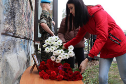 Памятную табличку повесили на доме, где жил герой