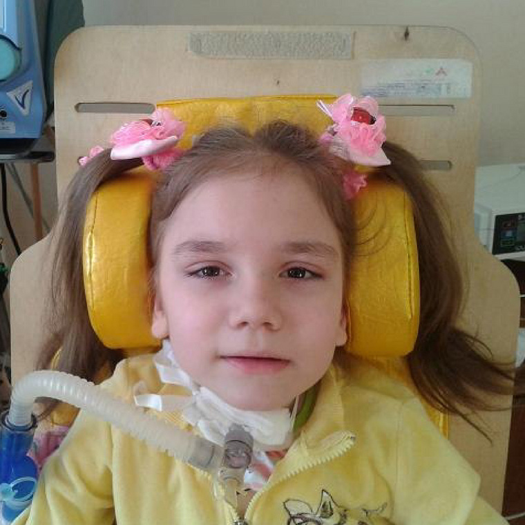 Алиса на реабилитации после тяжелой аварии в детстве