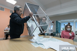 Подсчет голосов в гимназии. Донецк, референдум, подсчет голосов, урна для голосования