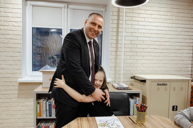 Глава города Губкинский провел встречу с семьей, взявшей под опеку 8 детей