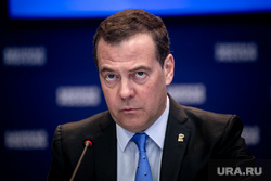 Медведев обвинил Макрона в хамстве