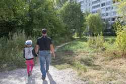 Виды города. Пермь, ребенок, девочка, мужчина, район вышка два