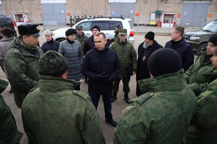 Губернатора Шумков лично привез гуманитарную помощь мобилизованным в Елань