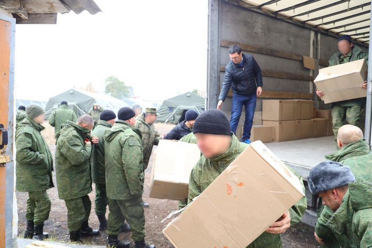 Директор департамента образования Андрей Кочеров помогал разгружать гуманитарную помощь