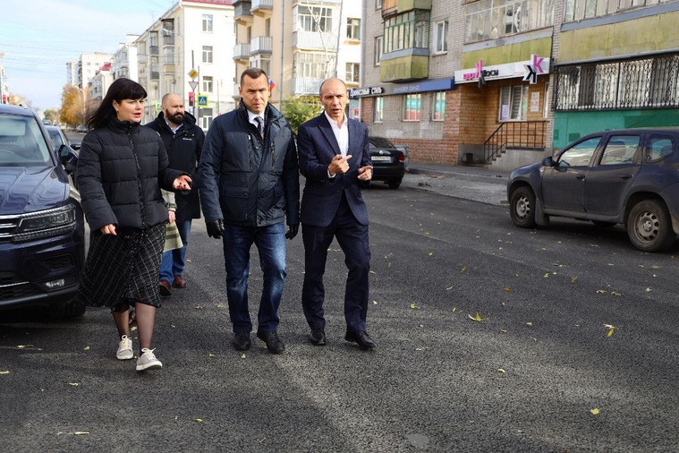 На объезде вместе с Шумковым присутствовала мэр города Елена Ситникова (слева)