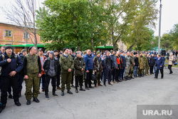 Отправка на службу мобилизованных Калининского и Курчатовского районов Челябинска. Челябинск, построение, строй, военные сборы, мобилизация, мобилизованные, отправка мобилизованных, пункт сбора