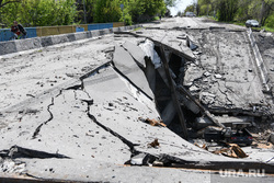 Мариуполь в период вывода гражданских лиц с завода Азовсталь. ДНР/Украина, разрушенный мост, последствия обстрела, город мариуполь, последствия войны, река кальчик