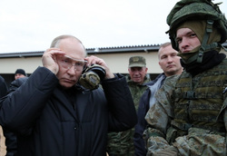 Песков заявил, что Путин не в первый раз стреляет из винтовки