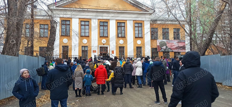 Возле Кировского военкомата собралось порядка 150 человек