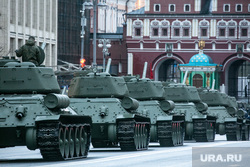 Движение техники для репетиции Парада Победы 9 мая. Москва, военная техника на марше, танк, колонна техники