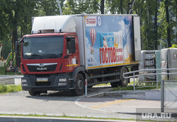 Жара в городе. Пермь, пломбир, разгрузка товара, фура в городе, магазин магнит, лето в городе, жара в городе, грузовик мороженного