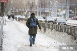 Городские картинки. Пермь зима, тротуар в снегу, гололед