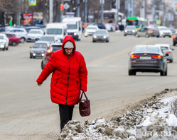 Городской пейзаж. Челябинск, сугроб, пешеход, проезжая часть, снежная куча, куча снега, дорога, снежный вал